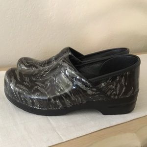 Dansko Patent Whirl Slip Resistent Clogs Sz.42